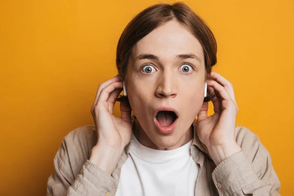 Primer plano de un adolescente excitado usando auriculares —  Fotos de Stock