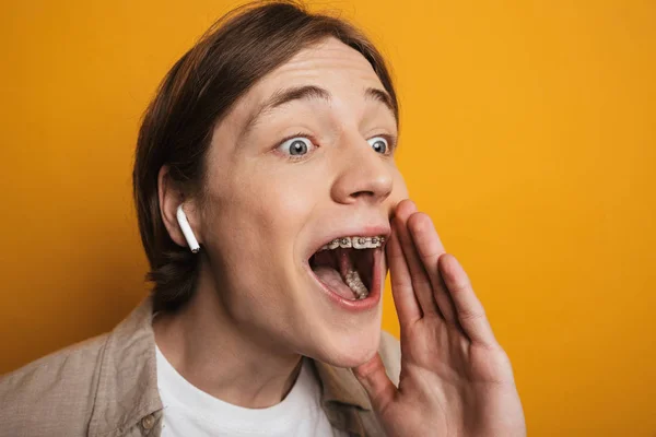 Close up de um adolescente animado usando fones de ouvido — Fotografia de Stock