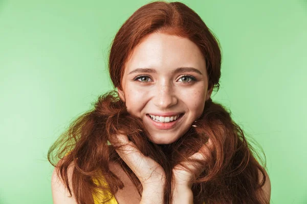 美丽的 快乐 年轻的 红发 女孩 构成 孤立 在 绿色 墙 背景. — 图库照片