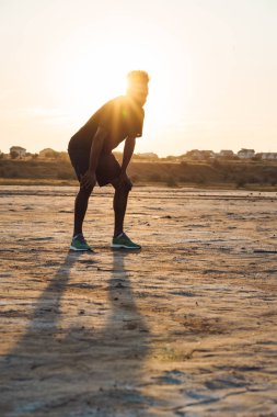 Yakışıklı genç Afrikalı güçlü spor adam açık havada poz.