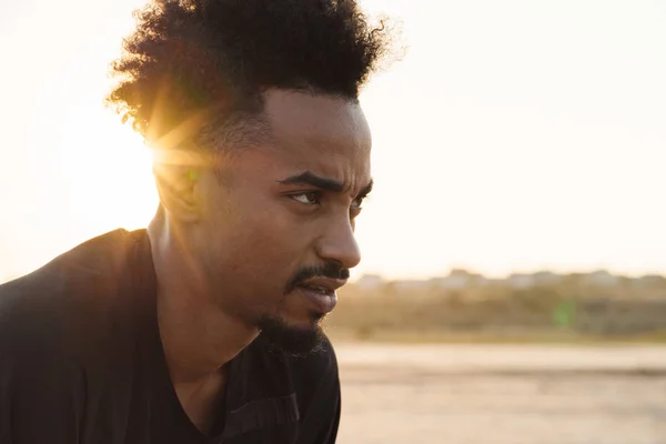 Bonito jovem africano forte esportes homem posando ao ar livre . — Fotografia de Stock