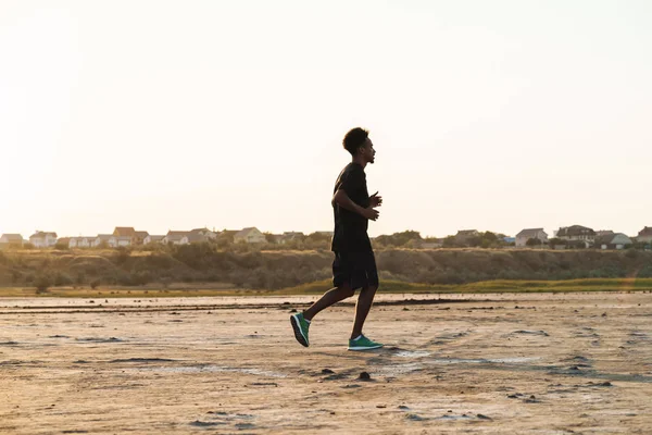 Przystojny młody African silny sportowy mężczyzna Running na dworze. — Zdjęcie stockowe