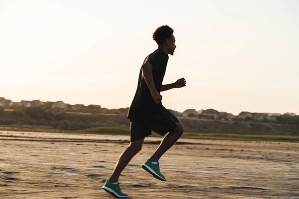 Bello giovane africano forte sportivo uomo correre all'aperto . — Foto Stock