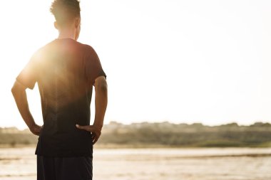 Yakışıklı bir genç Afrikalı güçlü spor adam Geri görünümü