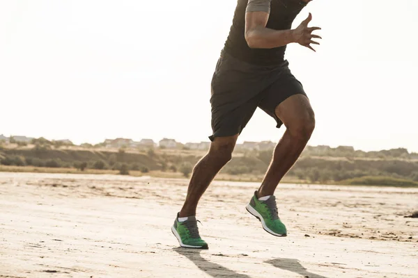 Bello giovane africano forte sportivo uomo correre all'aperto . — Foto Stock