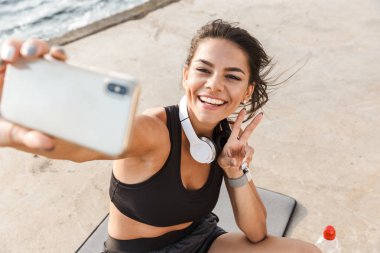 Neşeli genç sporcu idman dan sonra istirahat