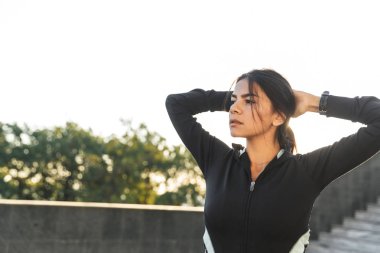 Çekici kendine güvenen fitness kadın