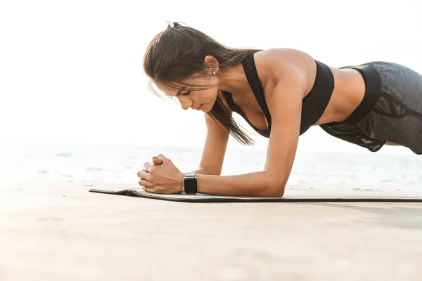 Gesunde fitte Sportlerin macht Übungen — Stockfoto