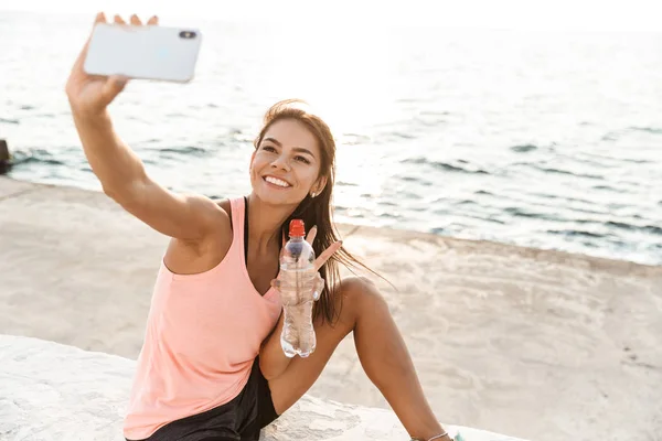 Fröhliche junge Sportlerin ruht sich nach dem Training aus — Stockfoto