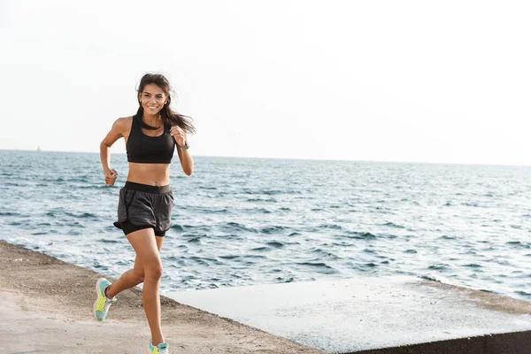 Selbstbewusste Fitness-Frau in Sportbekleidung — Stockfoto