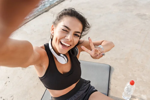 Joven deportista alegre descansando después del entrenamiento — Foto de Stock