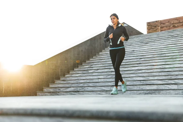 Beautiful young fitness woman wearing sportswear jogging — Stock Photo, Image