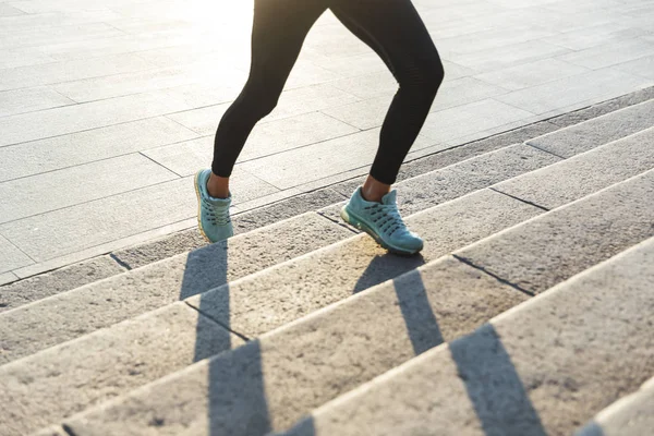Närbild av en fitness kvinna jogging upp trappan — Stockfoto
