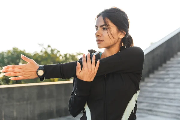 Aantrekkelijke zelfverzekerde fitness vrouw — Stockfoto