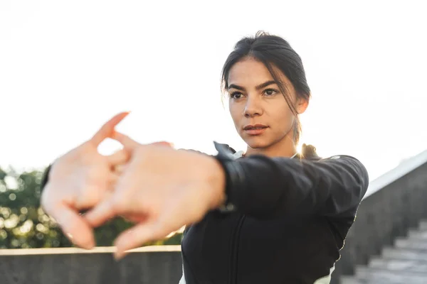 Atractiva mujer fitness confidente — Foto de Stock