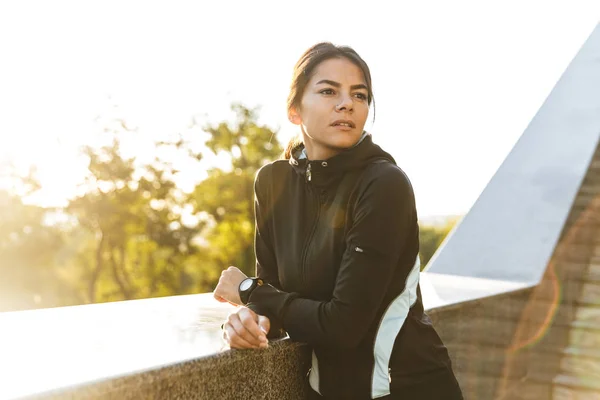 Attraktiv självsäker Fitness kvinna bär sportkläder — Stockfoto