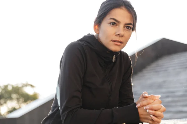 Aantrekkelijk vertrouwen fitness vrouw dragen sportkleding — Stockfoto