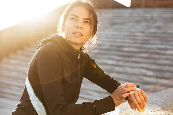 Primer plano de una atractiva joven fitness — Foto de Stock