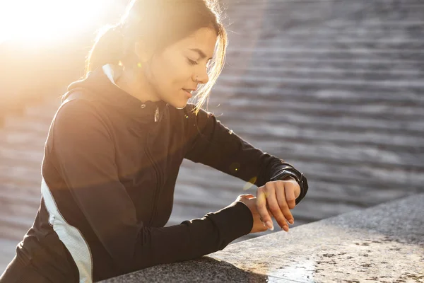 Närbild av en attraktiv ung Fitness kvinna — Stockfoto