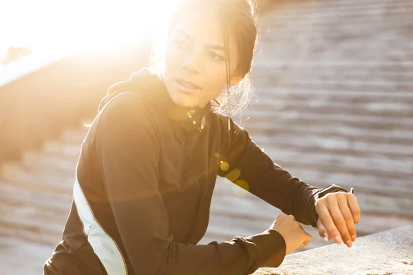 Närbild av en attraktiv ung Fitness kvinna — Stockfoto