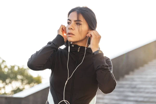 Atractiva mujer fitness que usa ropa deportiva que hace ejercicio al aire libre — Foto de Stock