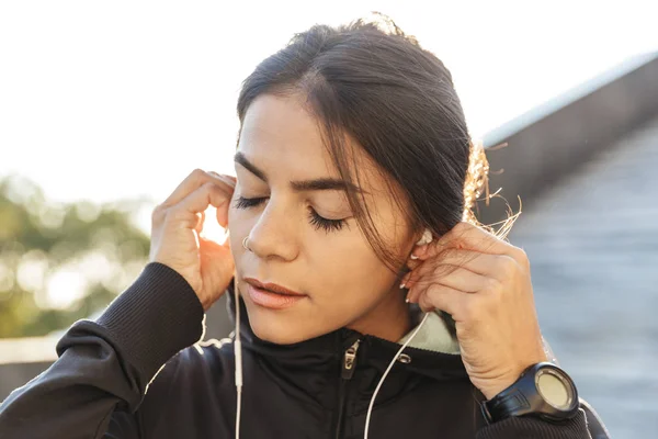 Primer plano de una atractiva joven fitness — Foto de Stock