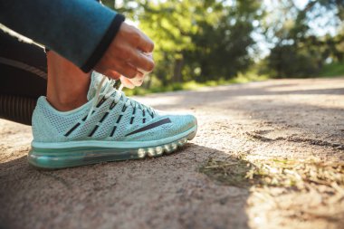 Ayakkabı bağcılıbağını bağlayan fitness kadınının yakın lığı