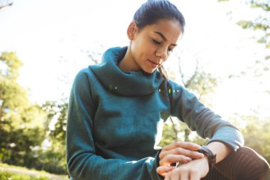 Çekici bir genç fitness kadın yakın çekim