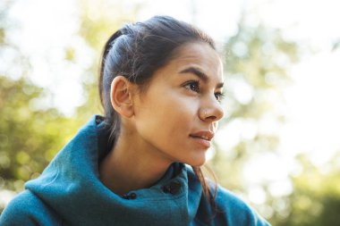 Çekici bir genç fitness kadın yakın çekim