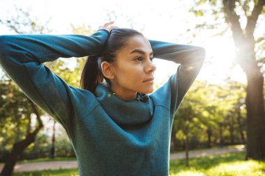 Çekici bir genç fitness kadın yakın çekim