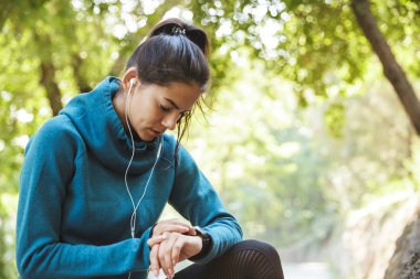 Çekici bir genç fitness kadın yakın çekim