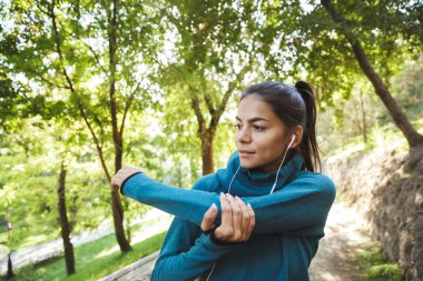 Çekici bir genç fitness kadın yakın çekim