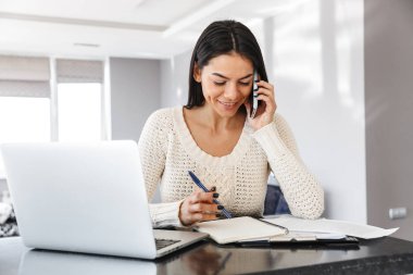 Dizüstü bilgisayar la çalışan çekici genç kadın