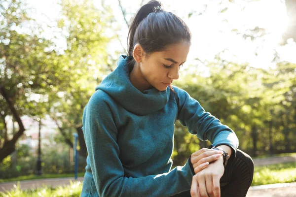 Närbild av en attraktiv ung Fitness kvinna — Stockfoto