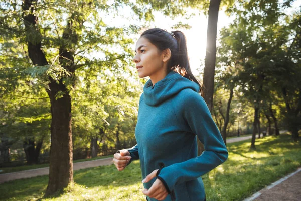 Gyönyörű fiatal fitness nő visel sportruházat jogging — Stock Fotó