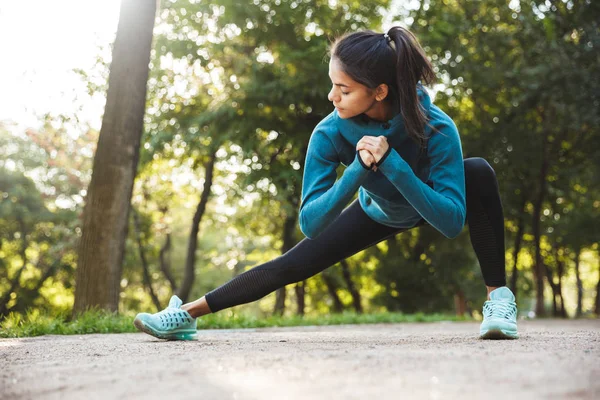 Piękna młoda kobieta fitness robi rano ćwiczenia — Zdjęcie stockowe