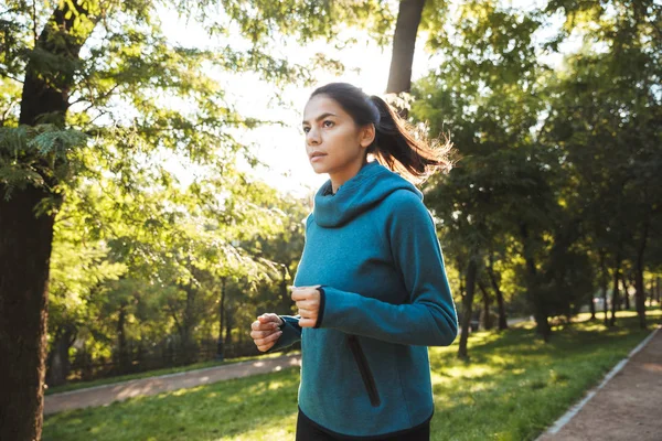 Gyönyörű fiatal fitness nő visel sportruházat jogging — Stock Fotó