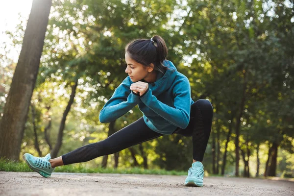 Hermosa joven fitness mujer haciendo ejercicio por la mañana — Foto de Stock