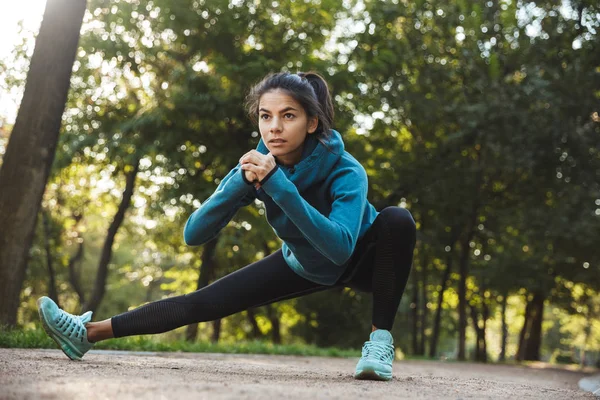 Schöne junge Fitness-Frau macht Morgengymnastik — Stockfoto