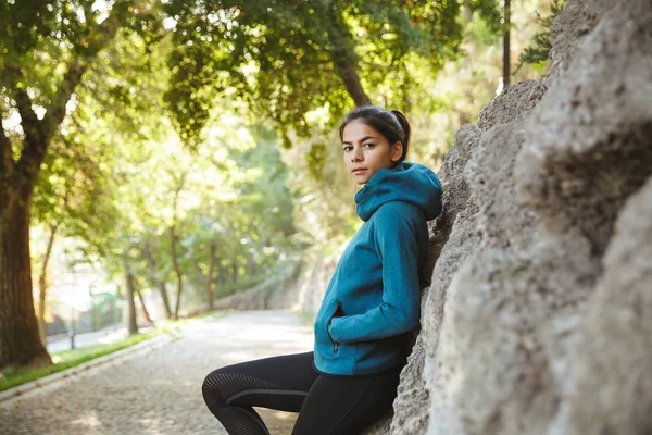 Attraktiv ung Fitness kvinna klädd i sportkläder — Stockfoto