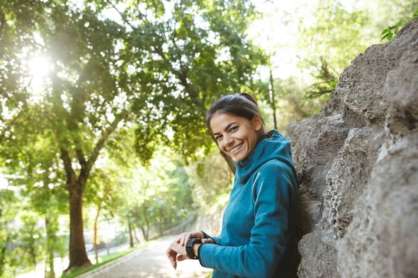 Närbild av en attraktiv ung Fitness kvinna — Stockfoto