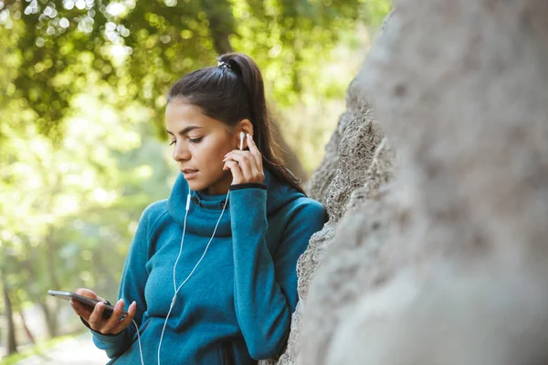 Primer plano de una atractiva joven fitness — Foto de Stock