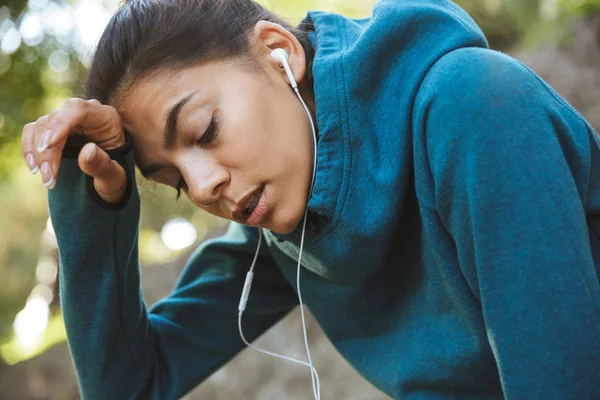 Närbild av en attraktiv ung Fitness kvinna — Stockfoto