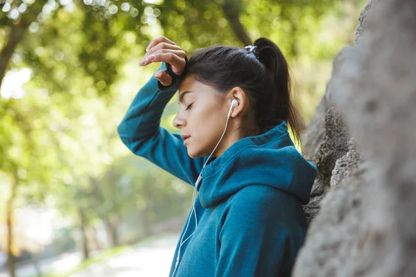 Primer plano de una atractiva joven fitness — Foto de Stock