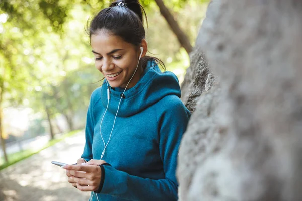 Primer plano de una atractiva joven fitness — Foto de Stock