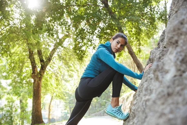 Attraktiv ung Fitness kvinna klädd i sportkläder — Stockfoto