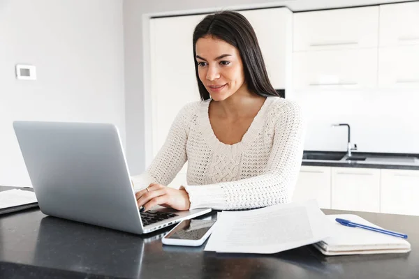 Atractiva joven mujer que trabaja con ordenador portátil —  Fotos de Stock
