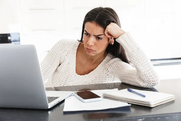 Attractive young woman working with laptop computer — Stock Photo, Image