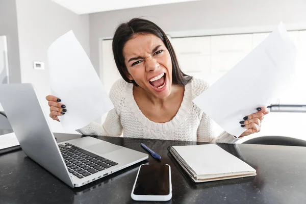 Jovem atraente trabalhando com computador portátil — Fotografia de Stock