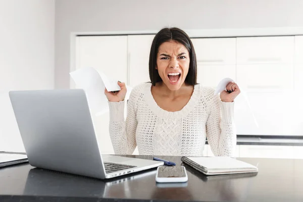 Jovem atraente trabalhando com computador portátil — Fotografia de Stock